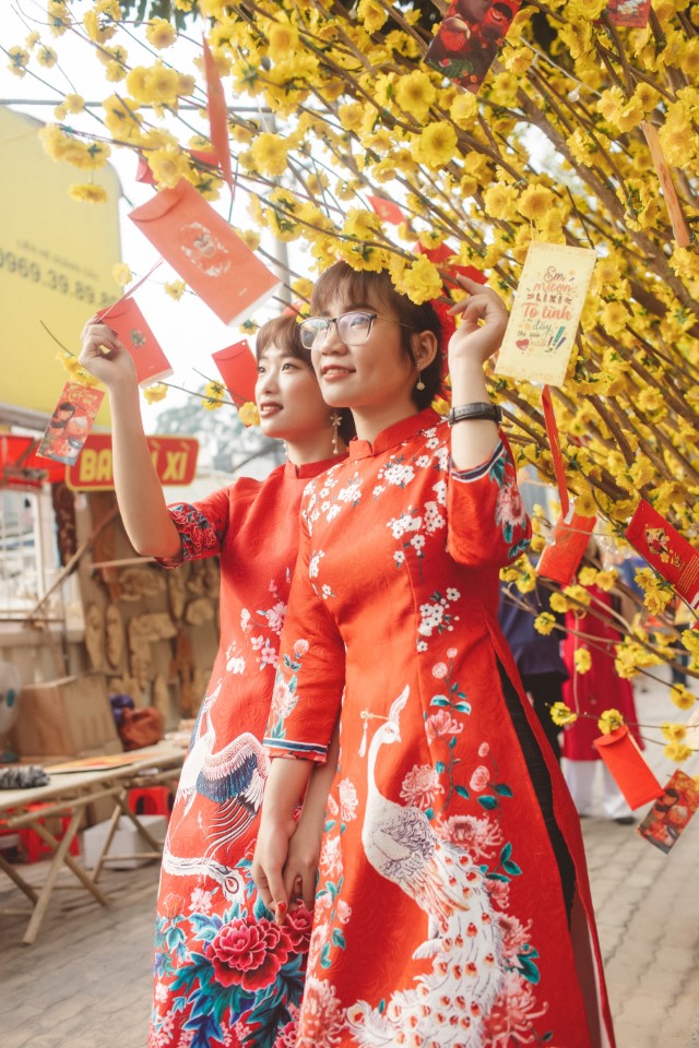 赤いアオザイを着ているベトナム人女性2人